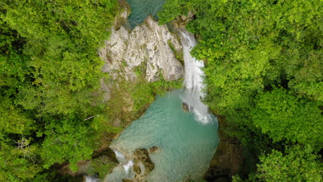 Toma-Aérea-En-Las-Cascadas-De-Ambakan-Agua-Azul-Verde-Colorida,-Cebu,-Filipinas