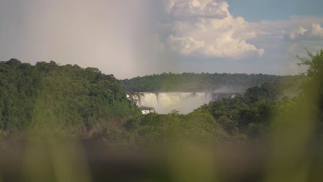 una impresionante vista de cerca de las magníficas cataratas de iguazú, tomada desde el hotel meliá en puerto iguazú (argentina)