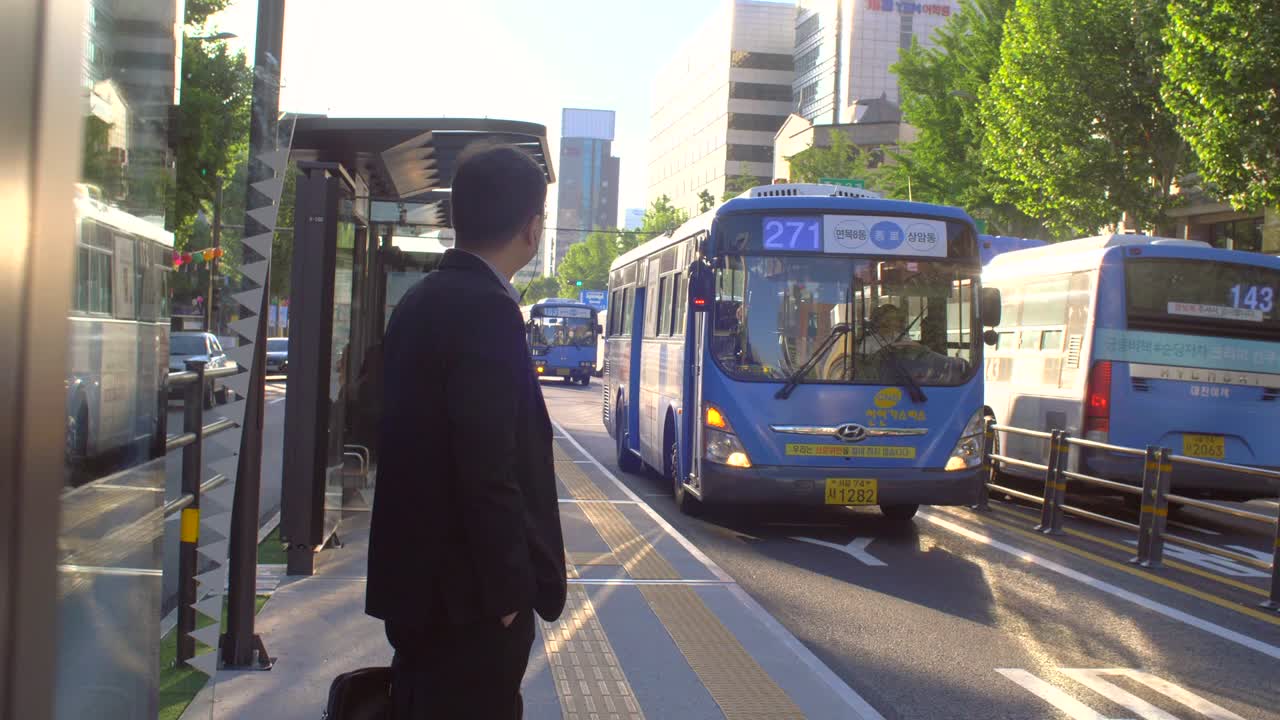 버스를 기다리는 통근자