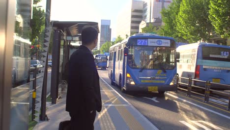 Pendler-Wartet-Auf-Bus