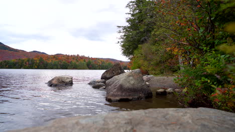 Pan-De-Derecha-A-Izquierda-Junto-A-Un-Lago-Con-Montaña