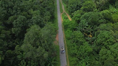 Vías-De-Ferrocarril-De-Bambú-A-Través-De-La-Jungla-Camboyana-Cerca-De-La-Ciudad-De-Battambang.