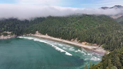 Toma-Panorámica-De-Un-Dron-De-La-Hermosa-Costa