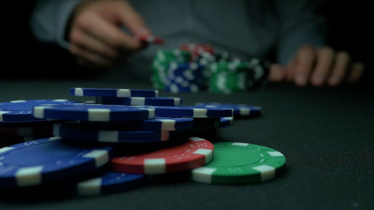 fichas de póquer en la mesa