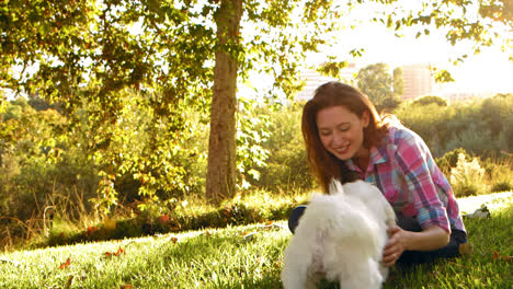 Junge-Frau-Ruft-Weißen-Hund-Mit-Tennisball-An