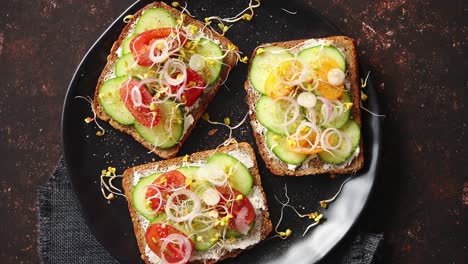 tostadas saludables con tomates pepino y queso feta desmenuzado y brotes de rábano