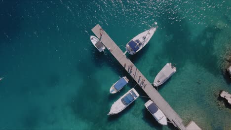 Blick-Auf-Den-Jachthafen,-Segelboote-Und-Zwei-Schwimmer