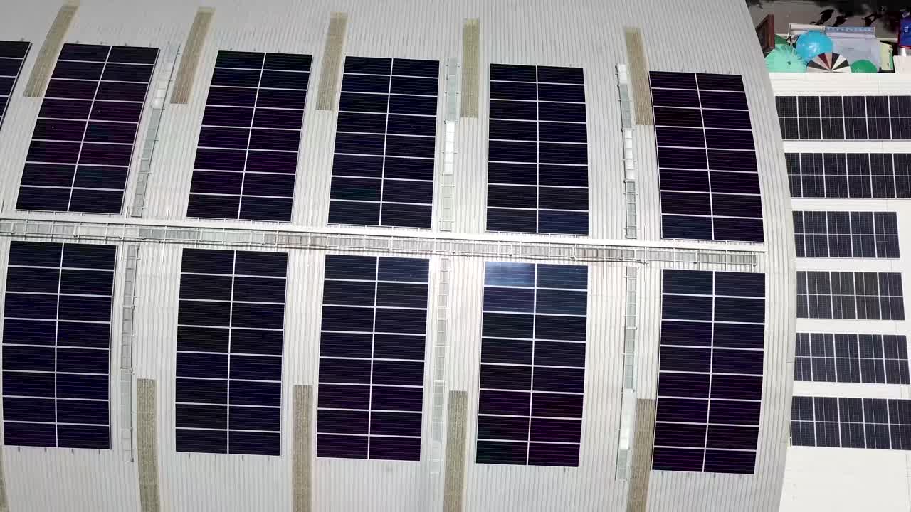 vista aérea de paneles solares en el techo de un edificio moderno