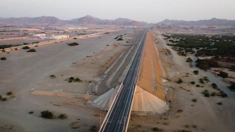 ciudad de jeddah en arabia saudita con los rieles del tren de alta velocidad