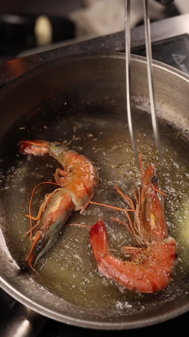 팬 에 새우 를 요리 하는 것