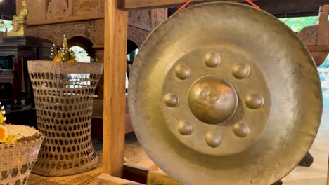 gong y ofrendas en un entorno cultural