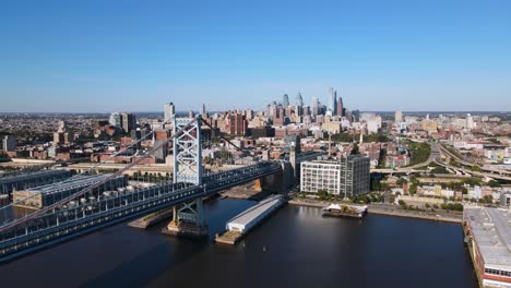 Excelente-Vista-Aérea-Acercándose-Al-Puente-Benjamin-Franklin-En-Filadelfia,-Pennsylvania