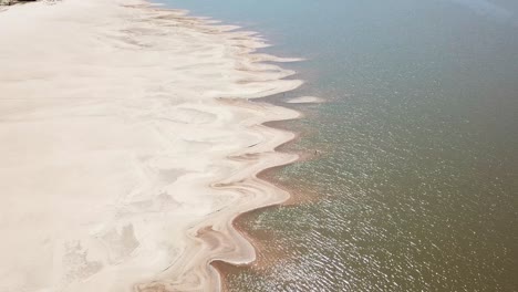 tiro de drone de patrón en la arena del río