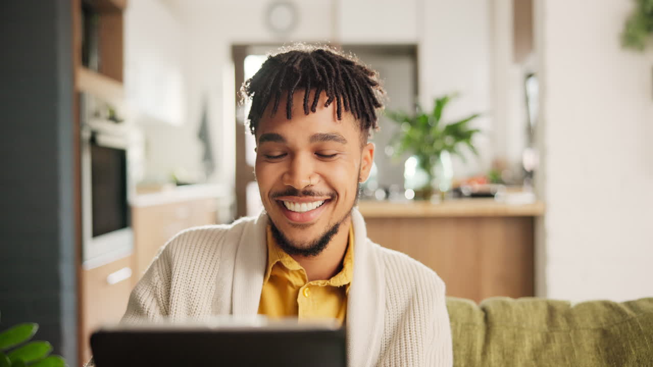 Uomo che usa un tablet nel suo soggiorno