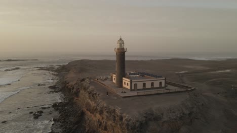 Experimente-El-Encanto-De-Un-Faro-Junto-Al-Mar-En-Impresionantes-Imágenes-Aéreas:-Un-Hito-Costero-Que-Inspira-Asombro-Y-Admiración,-Evocando-Una-Sensación-De-Pasión-Por-Los-Viajes-Y-Espíritu-De-Exploración.