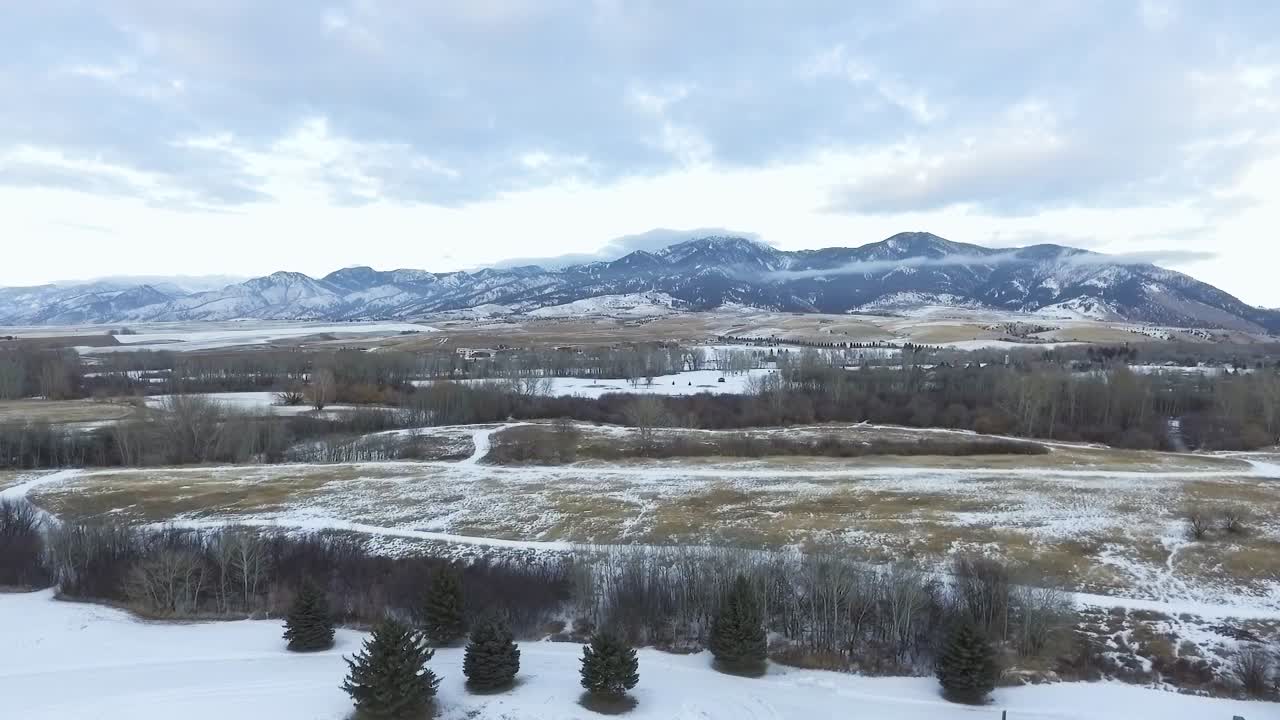 공중 - 카메라 돌리가 산맥에 더 가깝습니다.