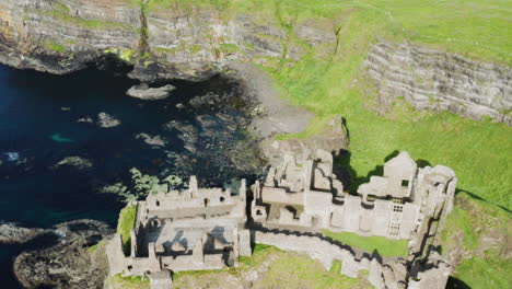 turismo de irlanda - castillo de dunluce, un famoso - lugar turístico popular, revelación de inclinación hacia abajo de drones aéreos