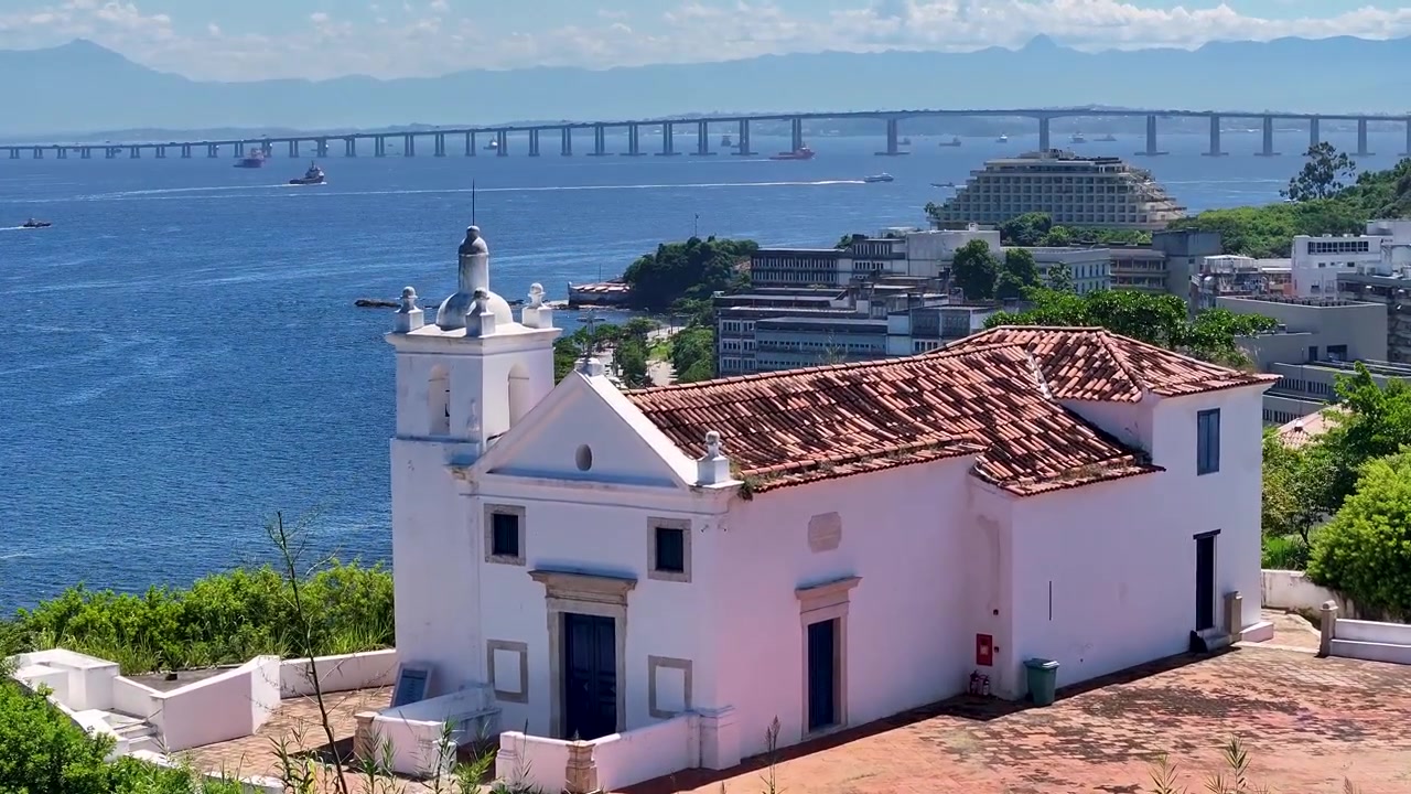 Chiesa di Boa Viagem a Niteroi, Rio de Janeiro, Brasile. Paesaggio della chiesa. Centro città. Ponte Presidente Costa E Silva. Chiesa di Boa Viagem a Niteroi, Rio de Janeiro, Brasile. Punto di riferimento turistico.