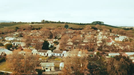 vista aérea de un pintoresco paisaje del pueblo