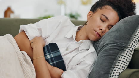 mujer durmiendo en el sofá con almohadilla de calefacción