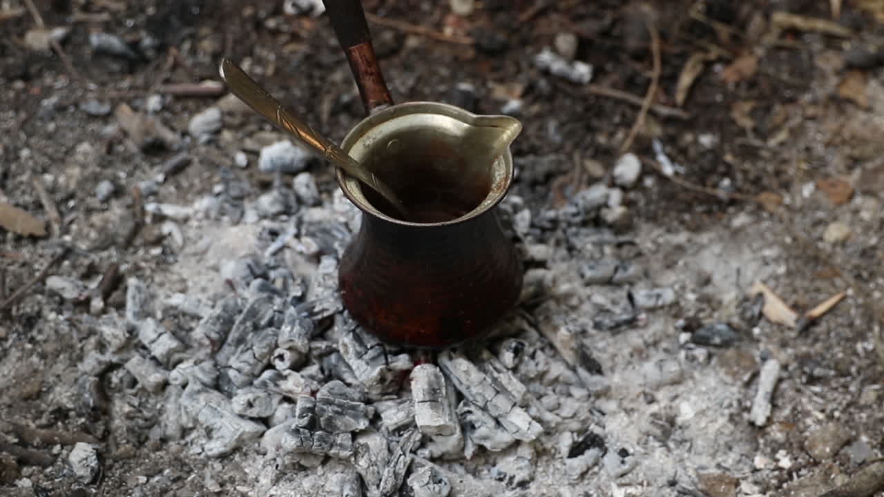 캠핑에서 터키 커피를 만드는 것
