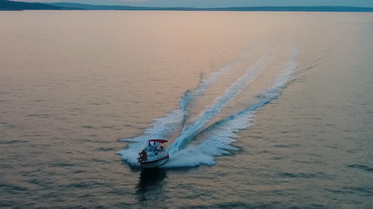 Bootfahren auf den ruhigen Gewässern Kroatiens während der Sonnenuntergangsstunden