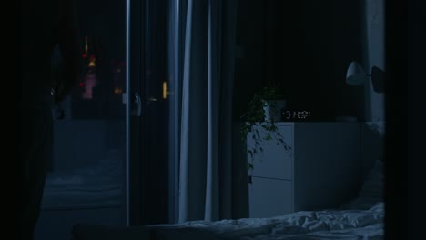 persona que usa un teléfono inteligente en un dormitorio nocturno