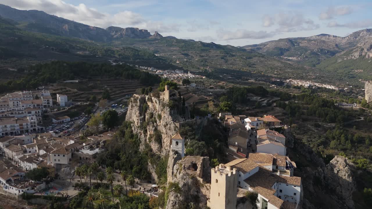 dron volando sobre el castillo de guadalest en la parte superior de la roca