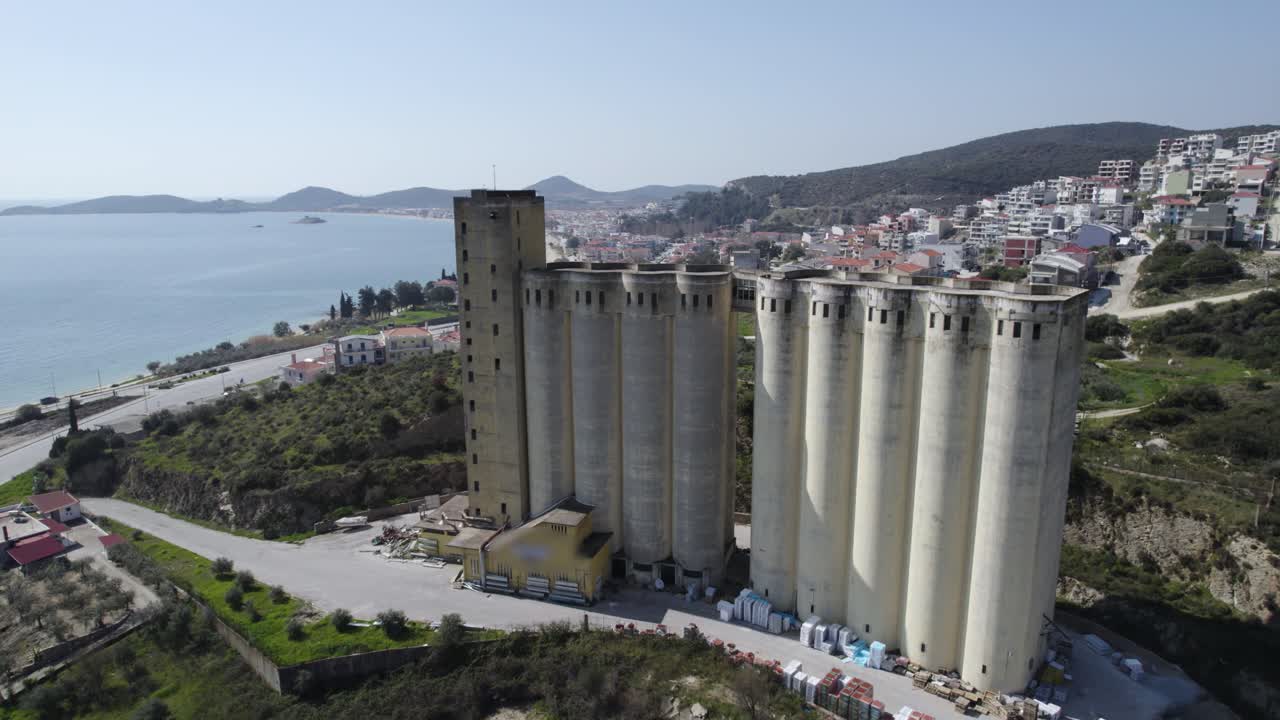 Veduta aerea di un impianto di stoccaggio industriale per la produzione di materiali edili, a Nea Peramos Kavala, Grecia.