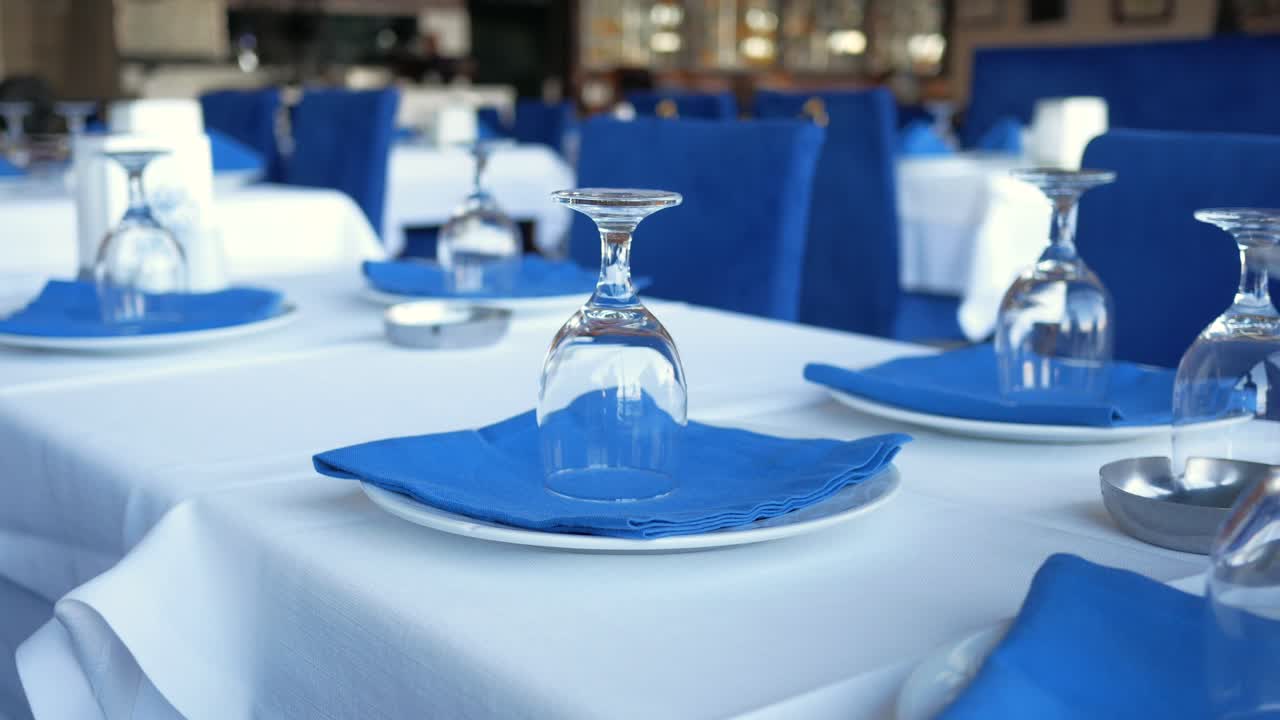 disposición de la mesa del restaurante