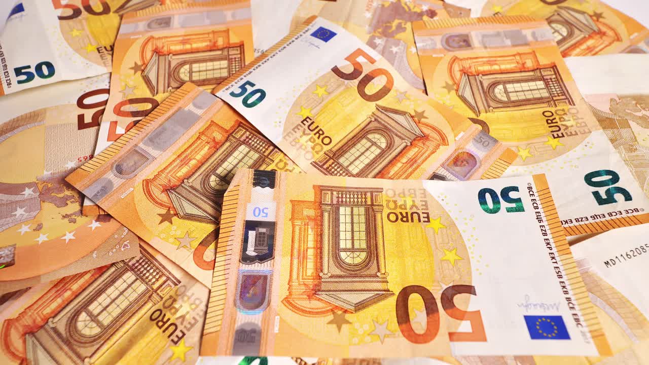Escena conceptual con temática monetaria con moneda europea girando en rotación lenta