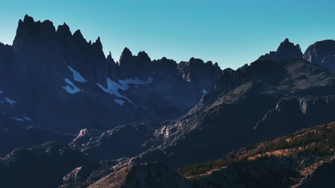 jagged peaks Mammoth Mountain daytime Minarets Summit Vista Ritter Range Banner Peak White Mountain Range Yosemite National Park Sierra Nevada Ansel Adams Wilderness nature landscape up slow pan left