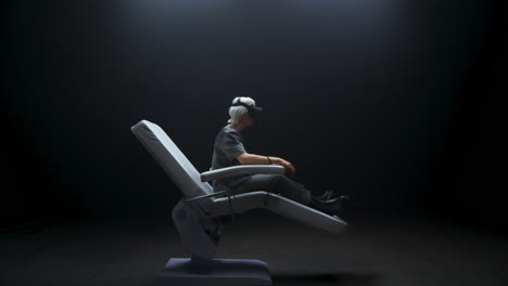 pensativo usuario de tecnologías vr sentado explorando el metaverso. jugador jugando