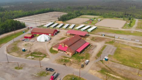 Video-De-Drones-De-4k-Del-Recinto-Ferial-Estatal-Del-Valle-De-Tanana-En-Fairbanks,-Alaska-Durante-Un-Día-Soleado-De-Verano