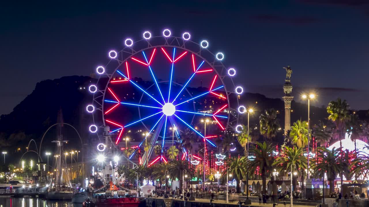 스페인 카탈로니아 바르셀로나 항구의 물에 반사되는 도시 풍경.