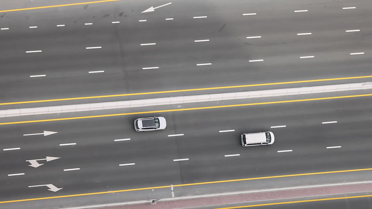 두바이의 다차선 도로에서 운전하는 차량