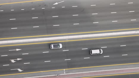 vehículos conduciendo en una carretera de varios carriles en dubái