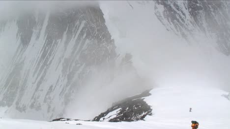 Escalador-Escalando-A-Través-De-La-Nieve-Y-La-Niebla