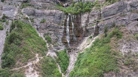 Vuelo-Aéreo-Hacia-La-Cascada-De-Bridal-Veil-Falls-En-Una-Montaña-Escarpada-En-Las-Cataratas-Del-Niágara,-Estados-Unidos