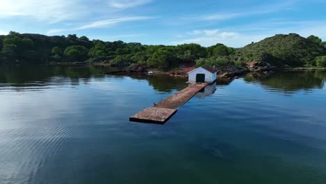 Nahaufnahme-Einer-Drohnenansicht-Eines-Alten-Fischerbootschuppens-Auf-Menorca,-Spanien