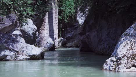 Der-Fluss-Passer-Fließt-Durch-Die-Gilfschlucht-In-Meran,-Südtirol