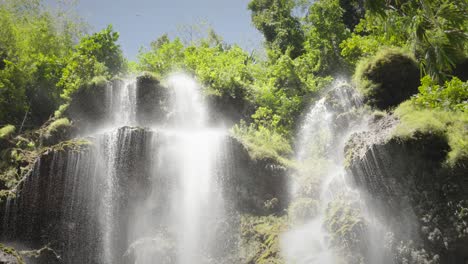 fotografía estática de la cascada de tumalog en la isla de cebu en filipinas