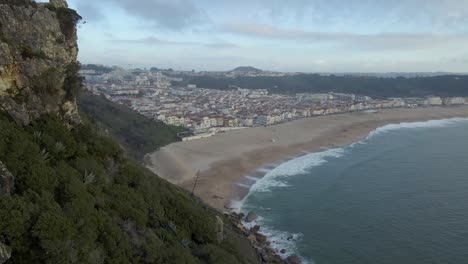 Flächendrohnenaufnahmen-Der-Stadt-Nazare-An-Der-Küste-Portugals,-Gefilmt-Während-Der-Goldenen-Stunde-Des-Sonnenuntergangs-4k