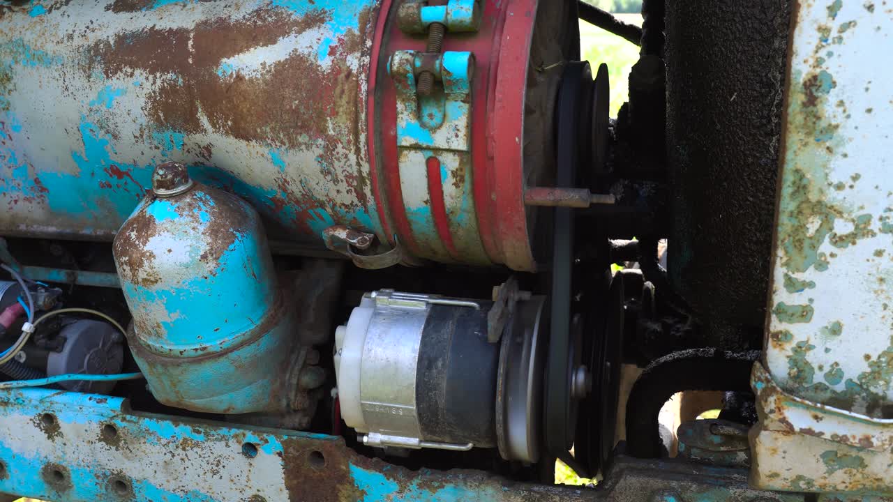 viejo generador y radiador de tractor soviético oxidado, letonia