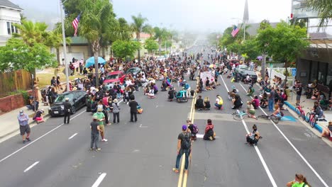 Antena-Sobre-Multitudes-Grandes-Vidas-Negras-Importan-Marcha-De-Protesta-De-Blm-Marchando-A-Través-De-Una-Pequeña-Ciudad-Ventura-California-7