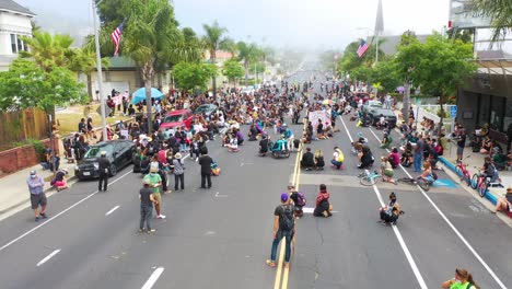 antena sobre multitudes grandes vidas negras importan blm marcha de protesta marchando a través de un pequeño pueblo ventura california 7