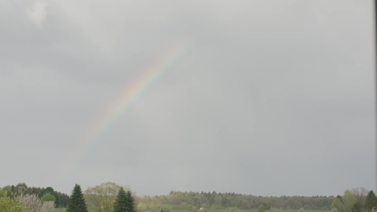 arco iris que aparece en el cielo sobre el barrio después de la tormenta en la tarde, alemania, europa