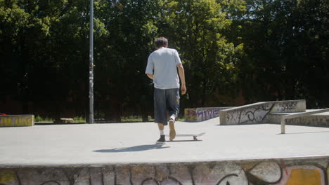 Niño-Caucásico-Haciendo-Un-Truco-En-Skatepark.