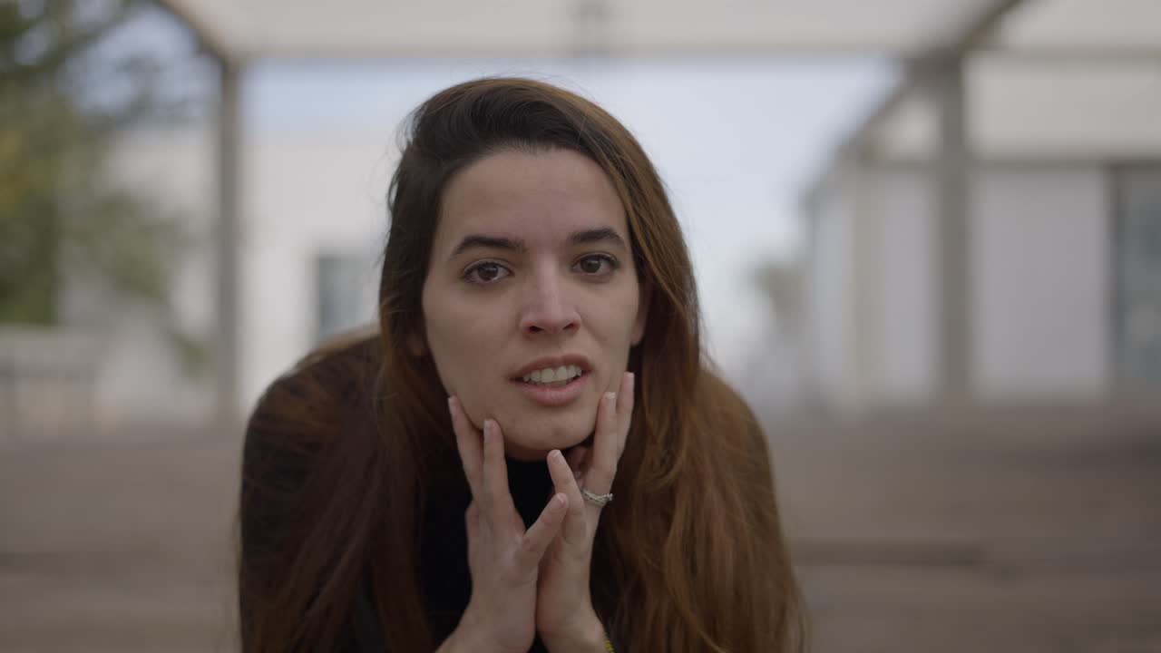 mujer sonriendo al aire libre