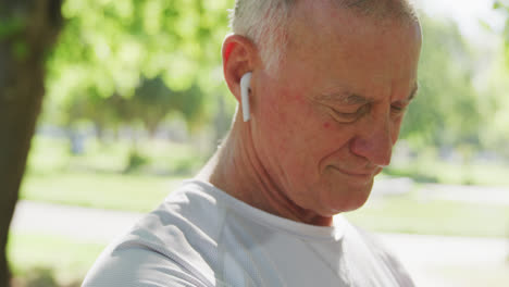 Hombre-Mayor-Usando-Auriculares-Inalámbricos-En-El-Parque